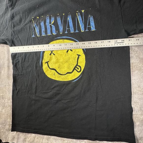 NIRVANA Smiley Face Emblem Large Black T SHIRT Vintage Look Distressed Size L - Picture 4 of 7